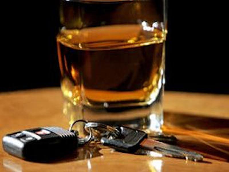 Fără permis şi băut, un tânăr s-a urcat la volan şi a ,,parcat” într-un şanţ