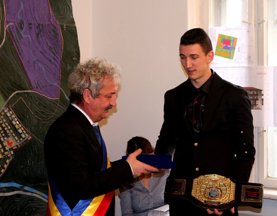 Hunedoara: Diplome de excelență pentru Andrei Roznovan și antrenorul Doru Coșei (kickboxing)i