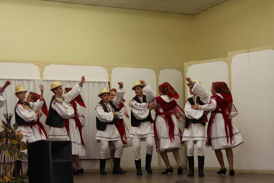 Ansamblul ”Floarea Barcăului” din Marghita, pe scena căminului cultural din Micherechi (Ungaria)