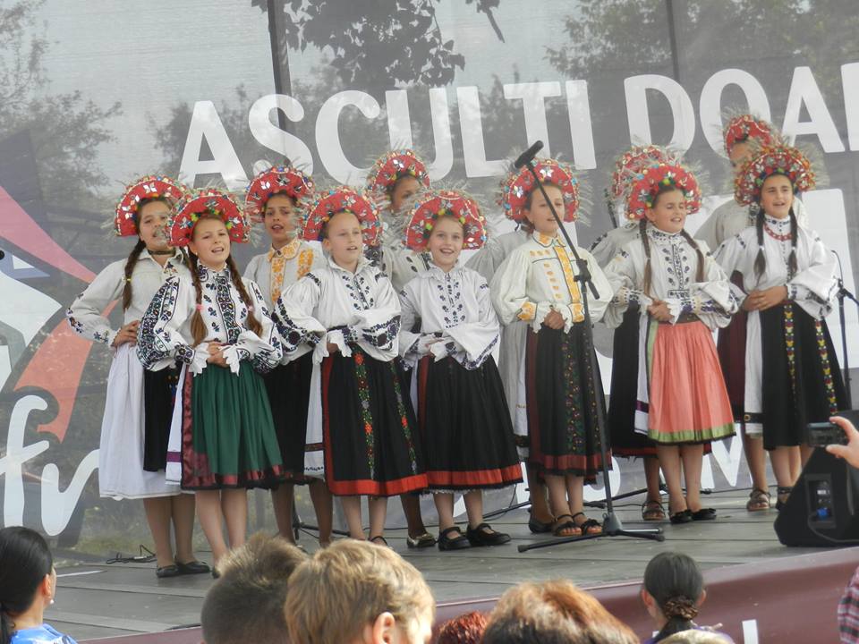 Ansamblul „Cizereana” participă la festivalul de la Cugir – Vinerea