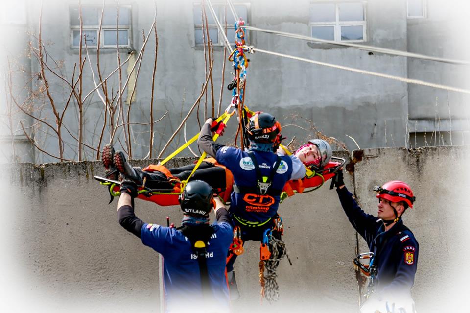 Antrenament la înălțime a alpiniștilor pompieri din județele Hunedoara și Neamț