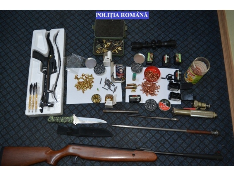 Arme și muniție ridicate de polițiști, în urma unor percheziții efectuate în Mirșid și Valcău de Jos
