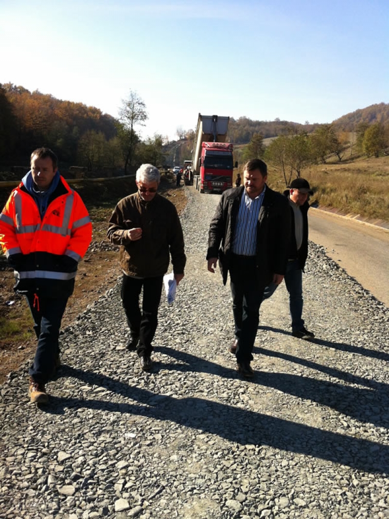 Se toarnă asfalt pe drumul Baia Sprie – Bârsana