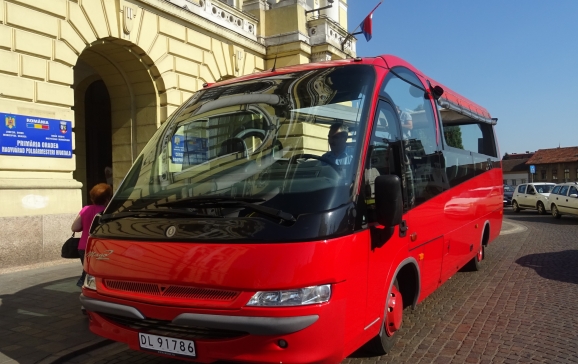 Un autobuz turistic decapotabil va circula în Oradea