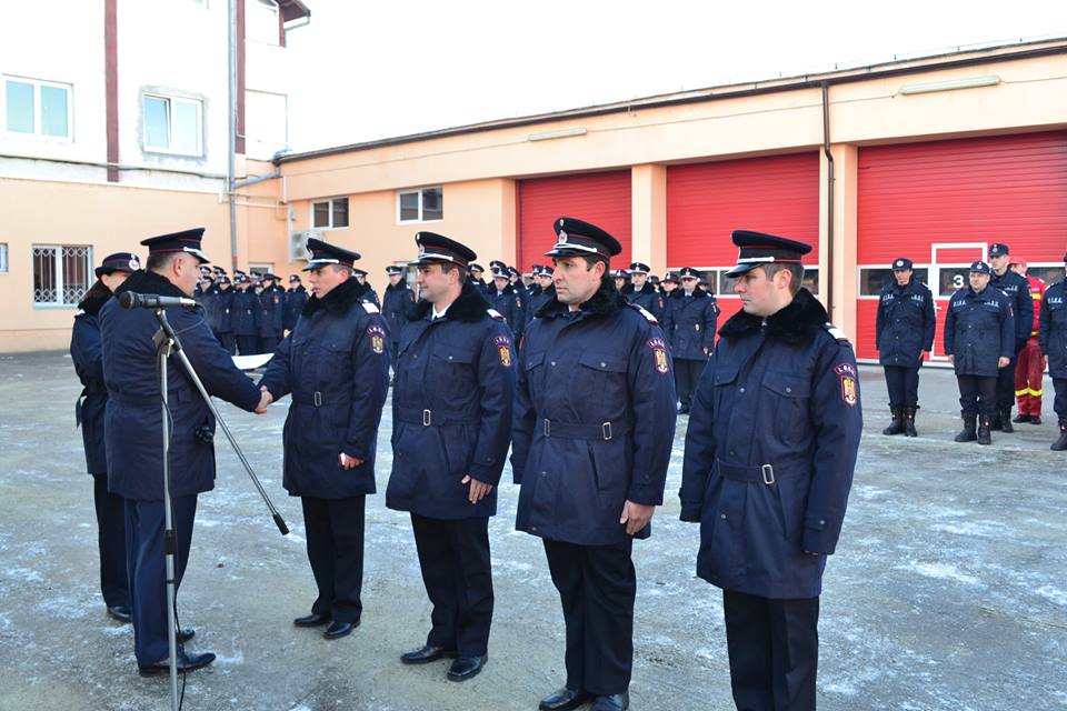 Patru pompieri din cadrul ISU Sibiu avansați în grad, înainte de termen