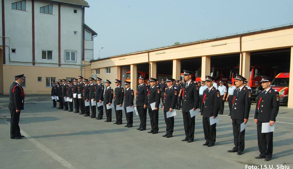 26 de cadre militare de la ISU Sibiu au fost azi înaintate în grad la termen