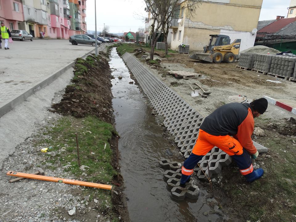 Avrig: Lucrări de taluzare a iazului din zona Sticla