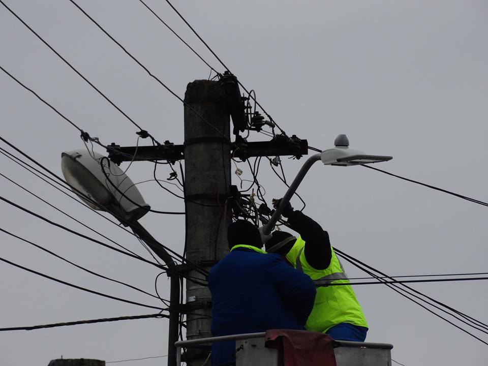 Sistem de iluminat cu telegestiune, instalat pe o stradă din Avrig