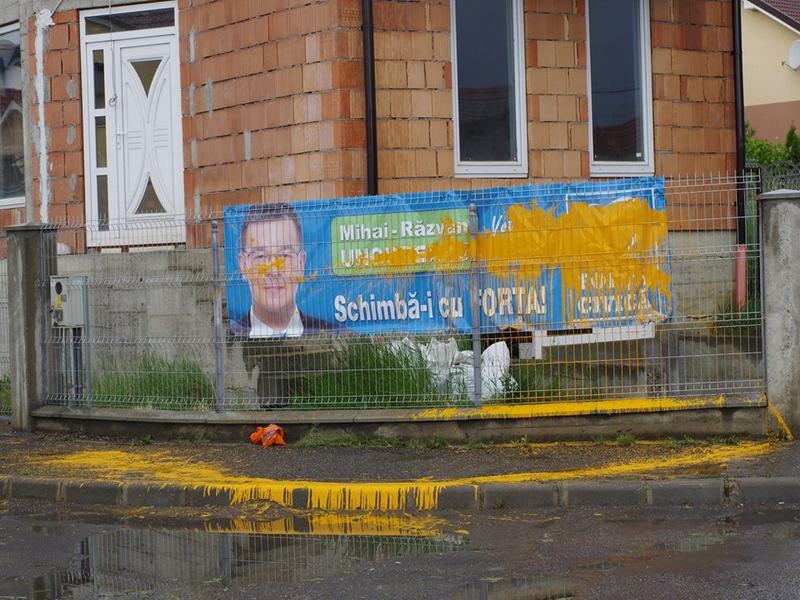 Vicepreședintele Forței Civice BN spune că bannerul pe care l-a afișat pe proprietatea sa a fost distrus cu vopsea