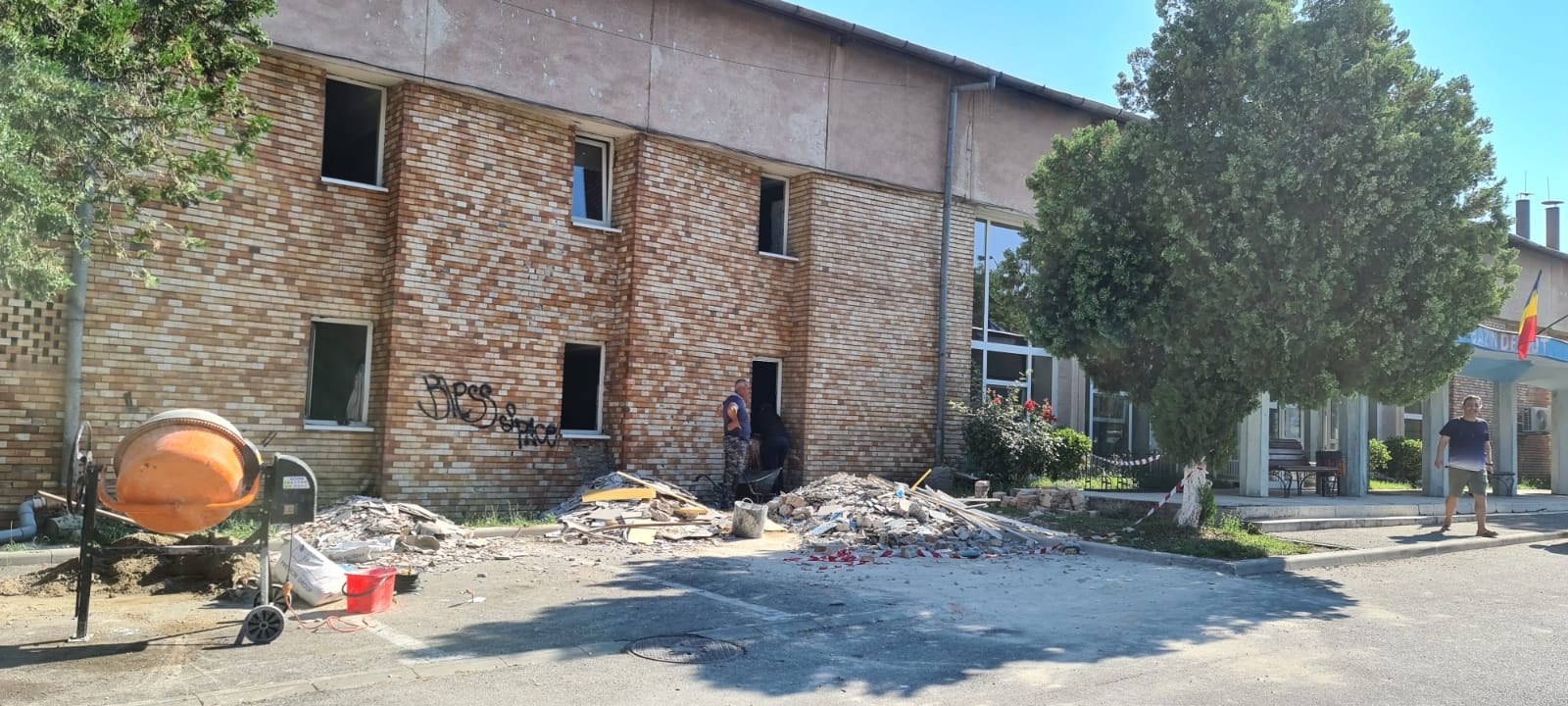 Bazinul de înot din Hunedoara este închis în continuare