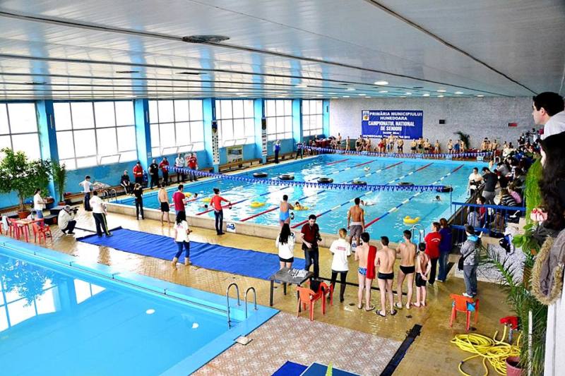 Bazinul de înot din Hunedoara a fost redeschis