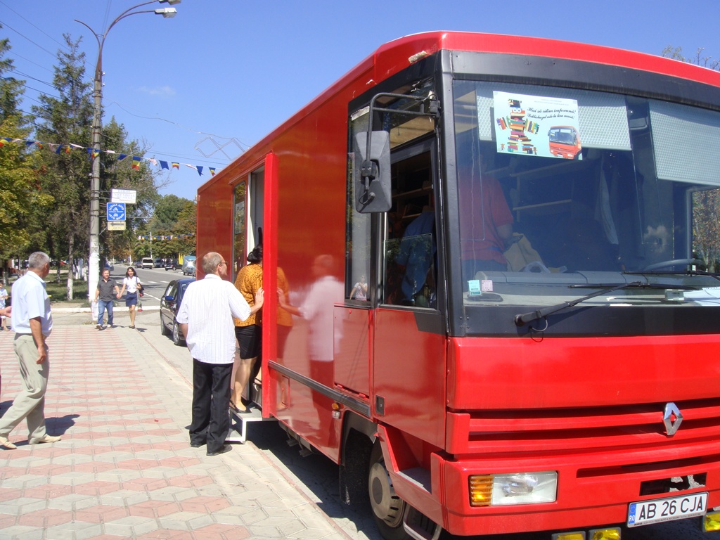Lecturi de vacanță în Bibliobus cu copiii de la centrul de Plasament din Blaj