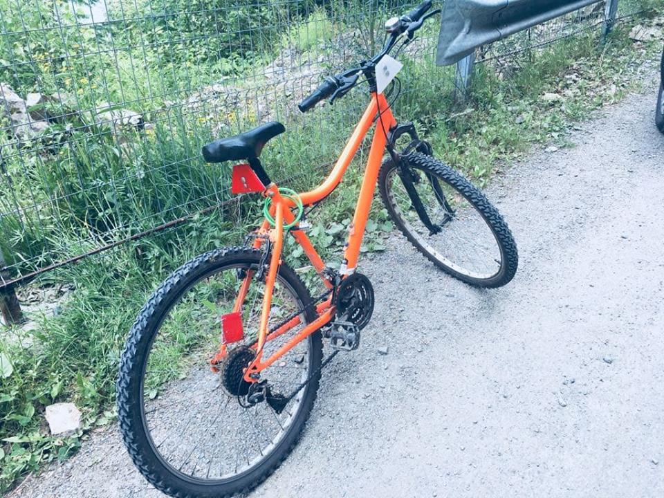 Un bistrițean a furat semnele reflectorizante de pe un drum judeţean şi le-a montat pe propria bicicletă