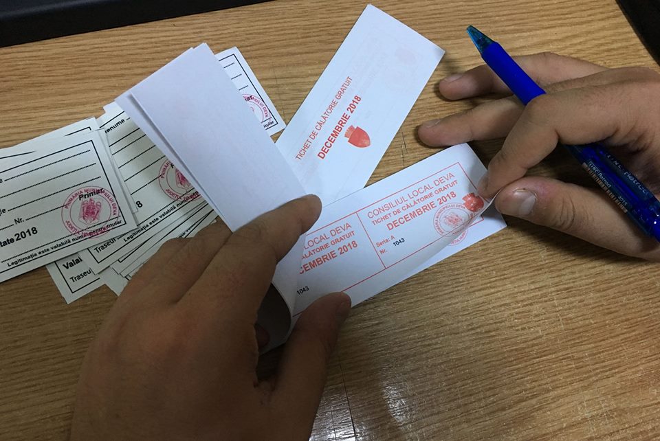 În Deva începe distribuirea tichetelor gratuite pentru transportul public local