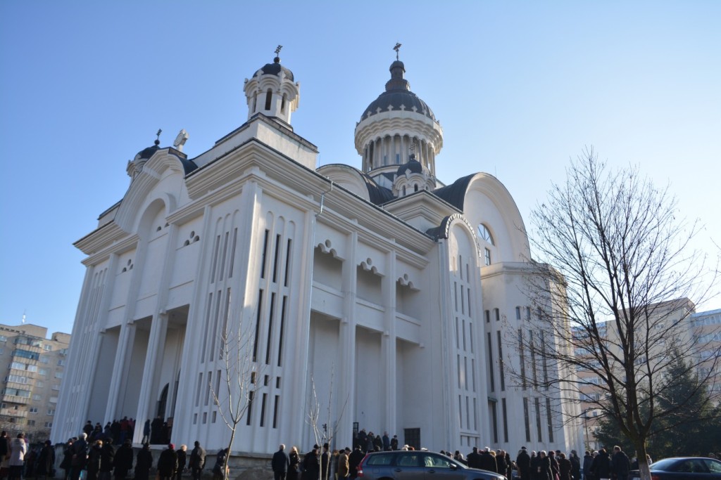 Prima Liturghie oficiată de Mitropolitul Clujului în biserica „Sfinții Apostoli Petru și Pavel”, din cartierul Mănăștur