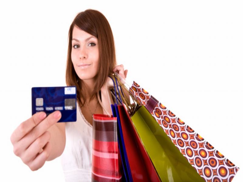 Românii folosesc tot mai mult cardurile de credit la cumpărături