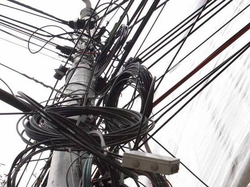 Trei tineri din Reteag au furat peste 200 de metri de cablu telefonic