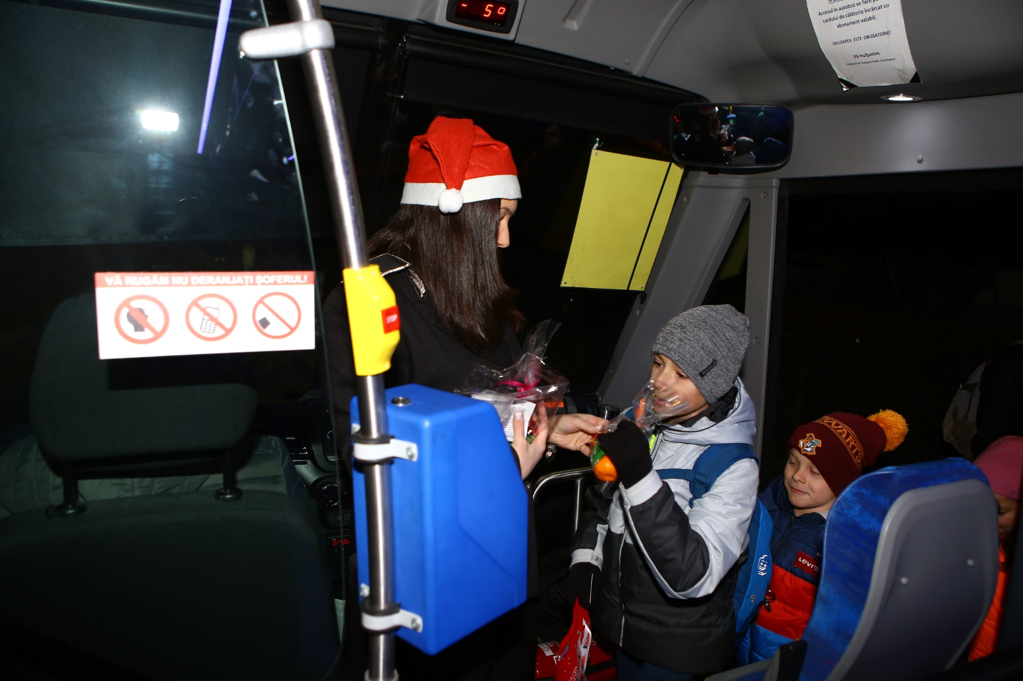 Elevii clujeni care utilizează autobuzele școlare au primit cadouri de la Moș Nicolae