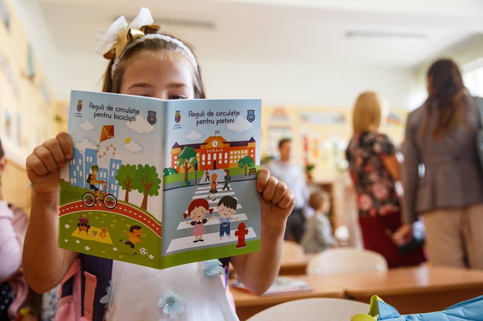 Primăria Cluj Napoca sprijină elevii din clasa I să învețe regulile elementare de circulație rutieră