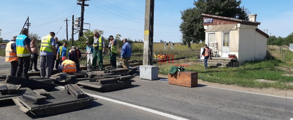 Lucrări la trecerea de cale ferată de la Botiz