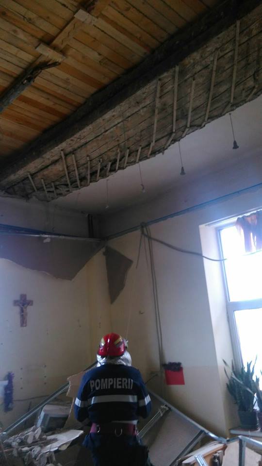 Doi răniți în urma prăbușirii unui tavan la Căminul de bătrâni din Sighetu Marmației