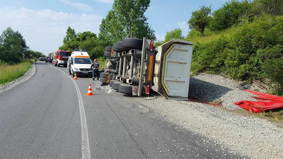 Un camion încărcat cu piatră s-a răsturnat azi între localitățile Salva şi Mocod