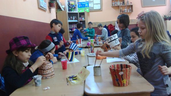 Campanie creativă: Copiii de la școlile generale și grădinițele din Alba Iulia decorează vase ceramice
