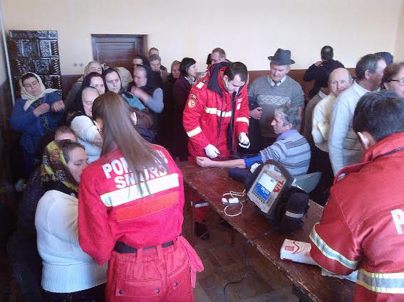 Reprezentanții SMURD Maramureș au verificat tensiunea și glicemia cetățenilor din Dumbrăvița