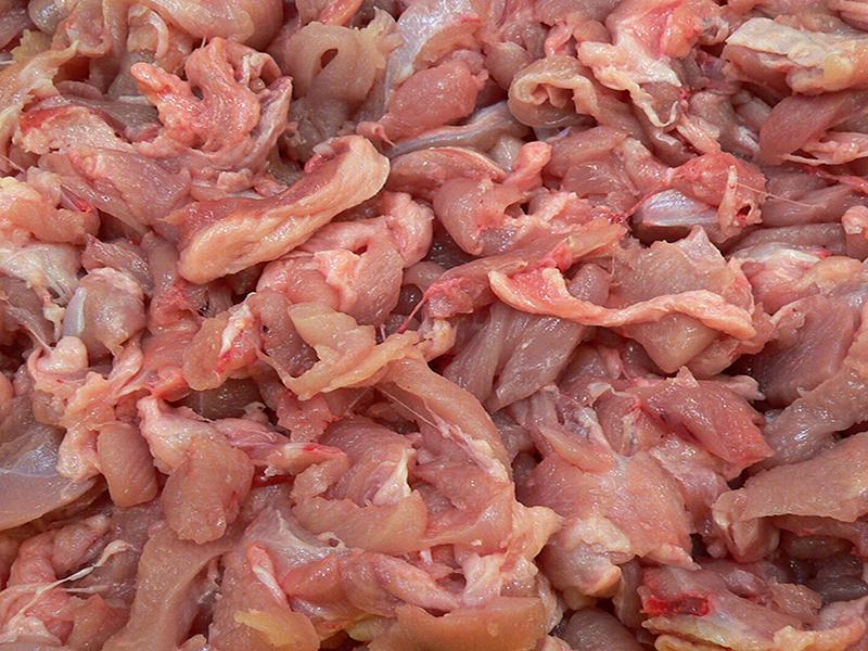 Scandalul cărnii stricate: Produsele erau injectate cu apă, sare și o substanță care să stopeze alterarea