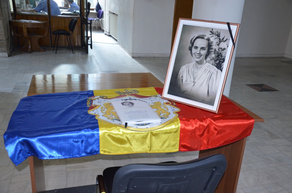 Baia Mare: Carte de condoleanțe în memoria Majestății Sale Regina Ana, amplasată în holul Palatului Administrativ