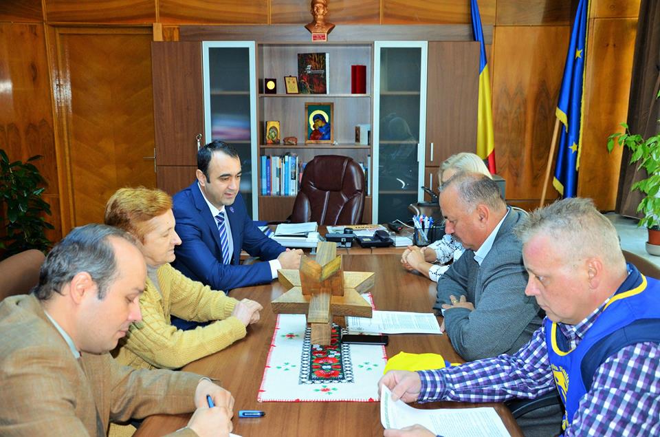 Sindicaliști din Confederația ”Cartel Alfa” au pichetat azi Prefectura Maramureș