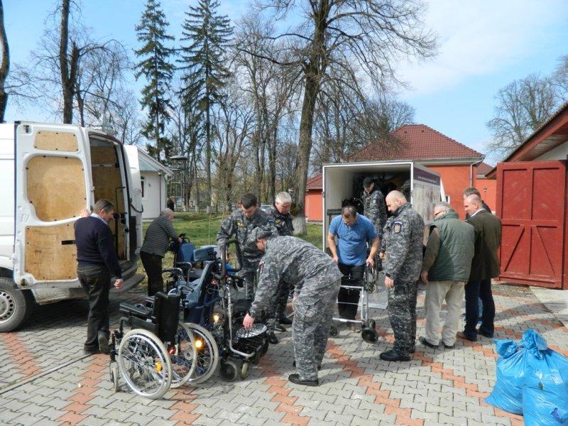 Un azil de bătrâni din Bistrița-Năsăud a primit cărucioare și dispozitive din partea unei asociații de prietenie româno-germană