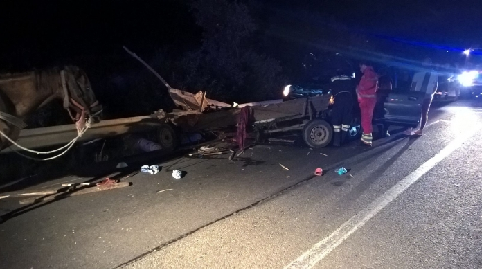 Un sătmărean a spulberat cu mașina o căruță și a fugit