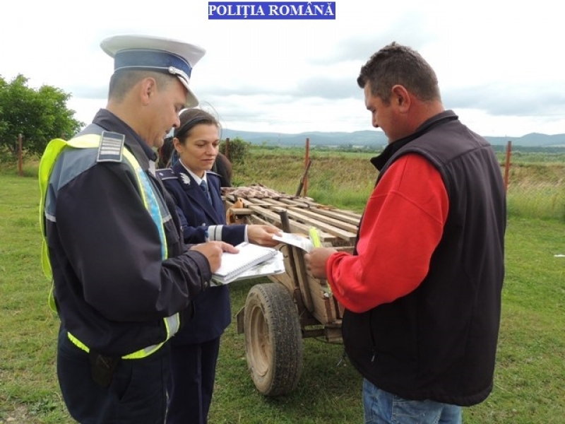 Zeci de veste reflectorizante şi peste 200 de materiale preventive, împărțite bicicliștilor și căruţaşilor din Sălaj