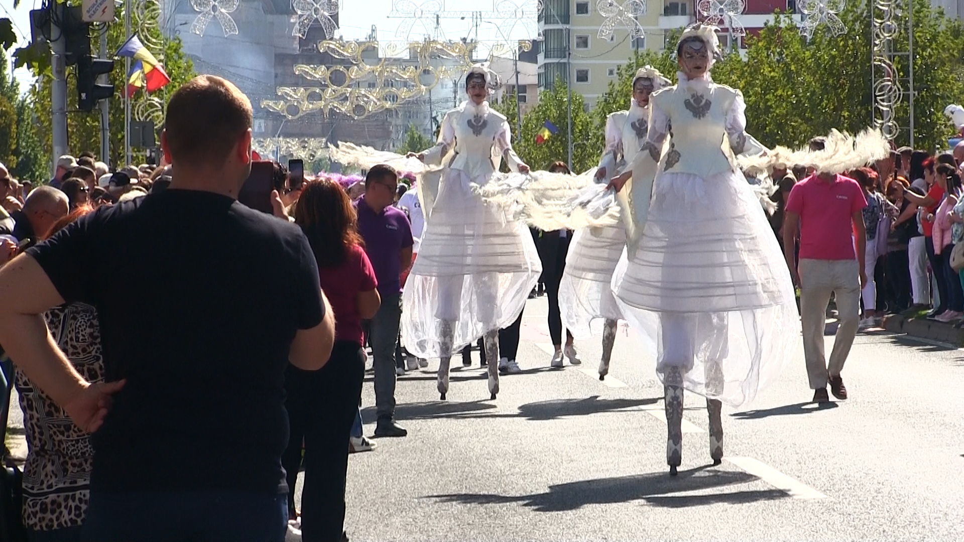 VIDEO: Peste 1.000 de participanți la parada de deschidere a Sărbătorii Castanelor, ediția din acest an