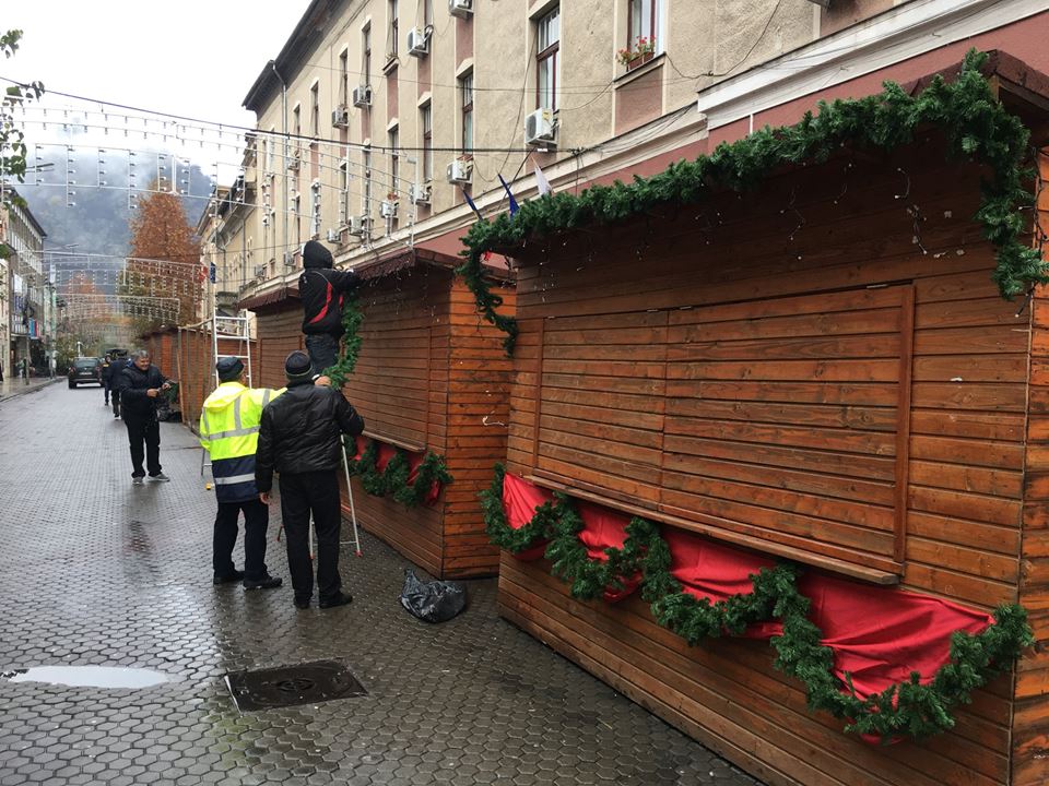 Se montează căsuțele pentru Târgul de Iarnă din Deva, care se deschide în 28 noiembrie