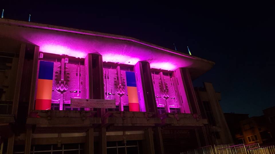 Centrul Cultural „Drăgan Muntean” Deva, iluminat în roz pentru o seară