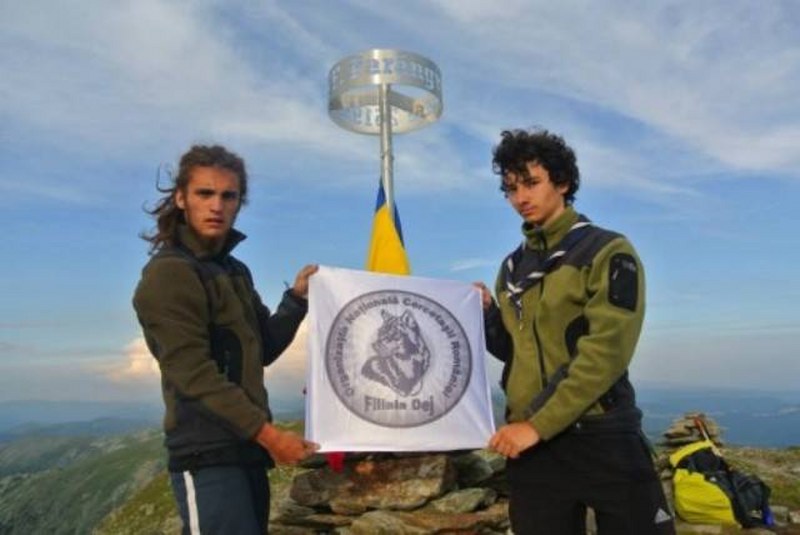 Doi cercetași din Dej străbat în aceste zile munții de pe teritoriul județului Bistirța-Năsăud