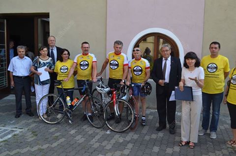 Trei cicliști belgieni, care străbat mai mult de 1.000 de km în zece zile, au făcut un popas la Bistrița