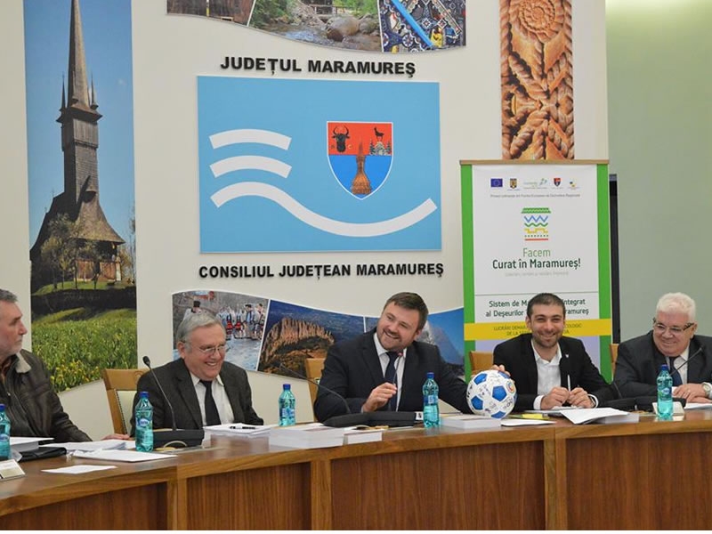 Fanioane şi mingi de fotbal în şedinţa CJ Maramureș oferite de fetele de la Independența