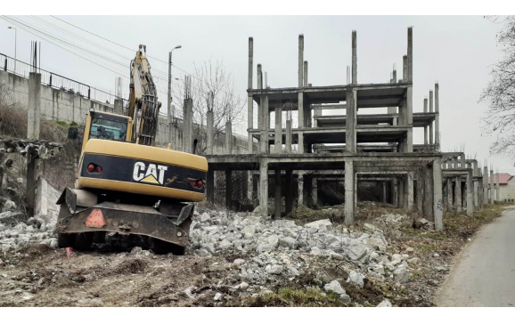 A început demolarea construcţiilor abandonate de lângă Parcul Brătianu (Oradea)