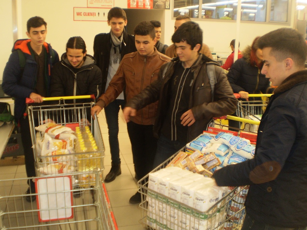 Membrii Consiliului Local al Tinerilor Mediaș au donat în cadrul campaniei „Hrăneşte un zâmbet”