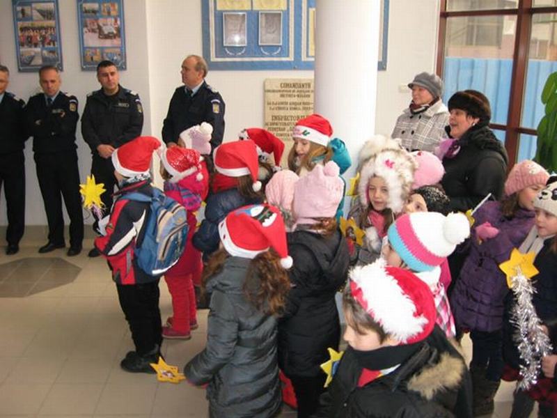 BISTRIȚA: Jandarmii au fost colindaţi de elevii bistriţeni