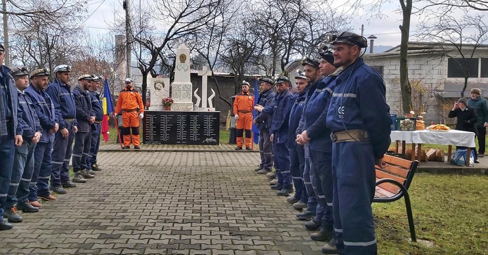 La Mina Livezeni, au fost comemorate victimele celui mai cumplit accident produs în minele din Valea Jiului, în urmă cu 42 de ani