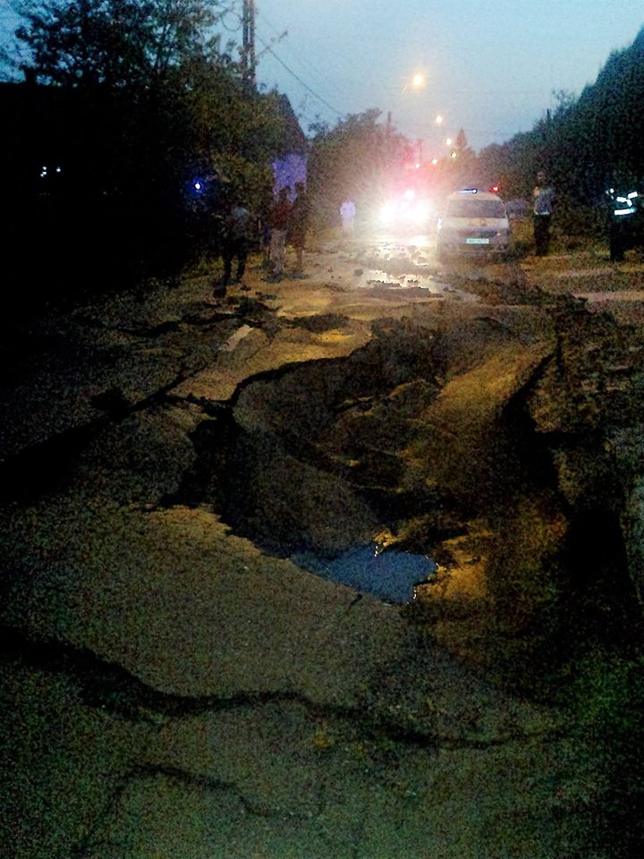 Baia Mare: Strada Colonia Topitorilor, distrusă după spargerea unei conducte de apă