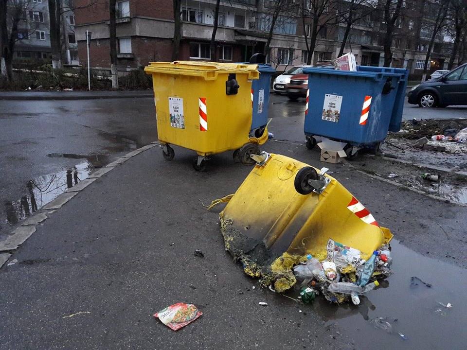 Containere de gunoi incendiate în Hunedoara. Făptașul a fost identificat