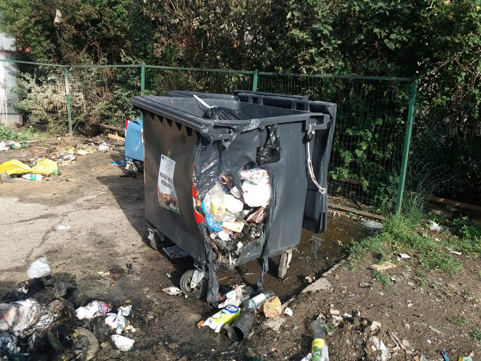 Containere de gunoi, incendiate în Deva. Făptașul nu a fost încă identificat