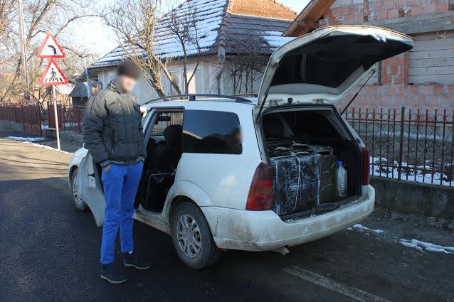 Autoturism plin cu ţigări, descoperit în trafic în localitatea Crăciunești