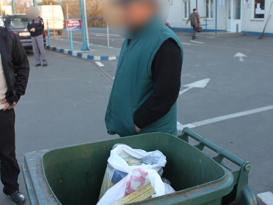 Contrabandă cu pubela de gunoi