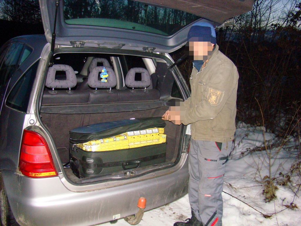 18.000 pachete de ţigări de contrabandă aflate în 3 autoturisme, confiscate la frontiera cu Ucraina